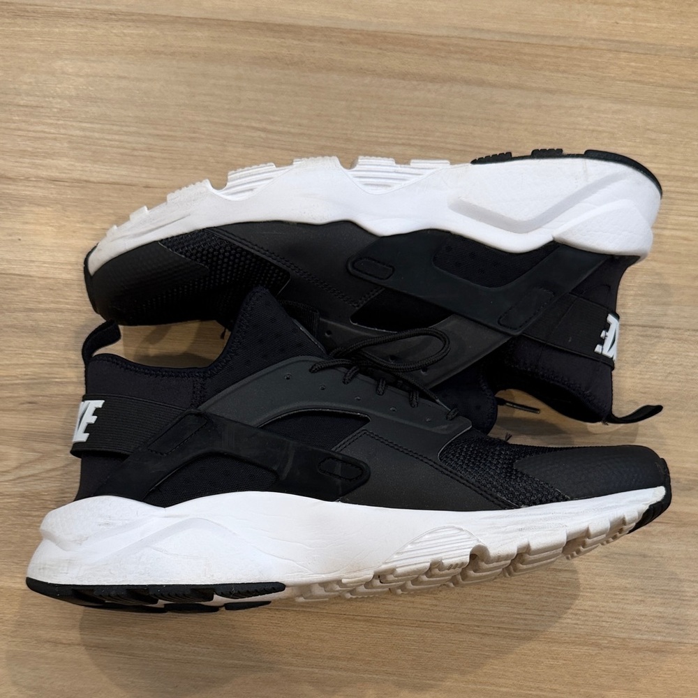 Nike Men’s Black and White Running Sneakers